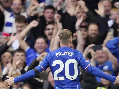 Pemain Chelsea,Cole Palmer, melakukan selebrasi setelah mencetak gol ke gawang Brighton pada laga pekan keenam Liga Inggris 2024/2025. Bermain di Stamford Bridge, The Blues menang dengan skor telak 4-2. (AP Photo/Kin Cheung)