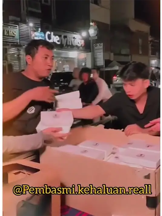 Tidak sendiri, Ayu tampak  di dibantu oleh beberapa orang. Unggahan tersebut mendapat banyak pujian dari warganet. [Instagram/lambegosiip]