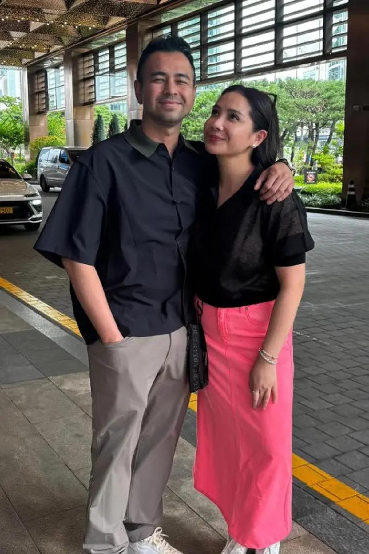 Galeri Foto Padu Padan Kemeja Hitam Nagita Slavina dan Rok Pink Neon saat Nonton Konser BLACKPINK