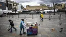Seorang pedagang berjalan di Bolivar Square di mana panggung untuk upacara pelantikan Presiden terpilih Kolombia Gustavo Petro sedang didirikan, di Bogota pada 5 Agustus 2022. Gustavo Petro akan menggantikan Iván Duque Márquez sebagai presiden Kolombia. (Juan BARRETO / AFP)
