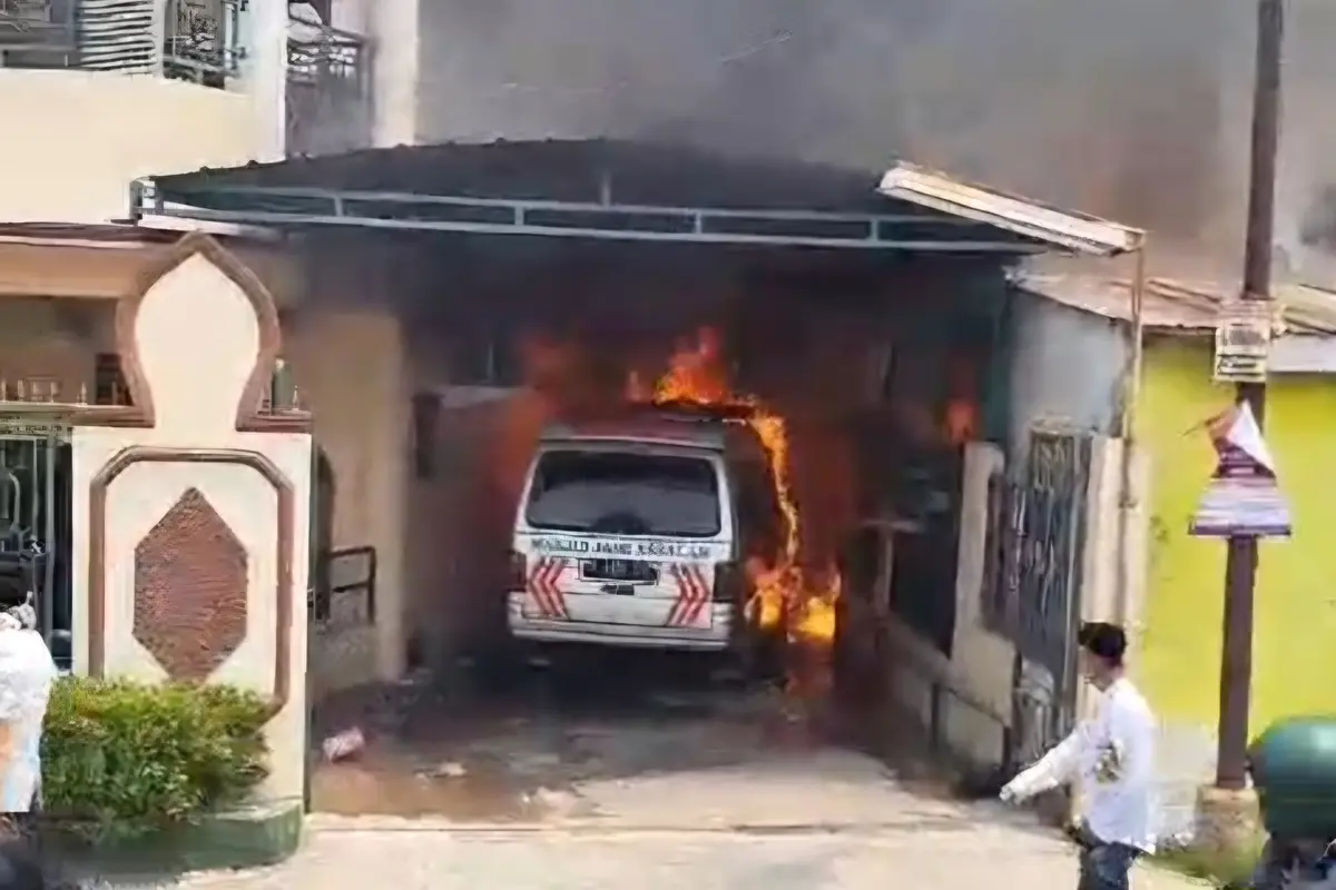 Kobaran api yang membakar mobil ambulance pada peristiwa kebakaran rumah warga yang berdekatan dengan Masjid Assalam, Cilodong, Depok (Istimewa)