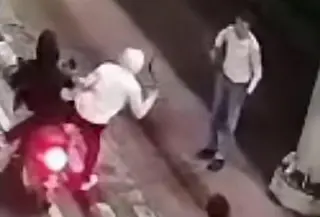 Viral di sosial media sebuah video yang memperlihatkan pemotor berboncengan mendadak dicegat begal saat melintas di Jalan Gunung Sahari Raya, Jakarta Pusat. (Foto: Tangkapan Layar Sosmed)