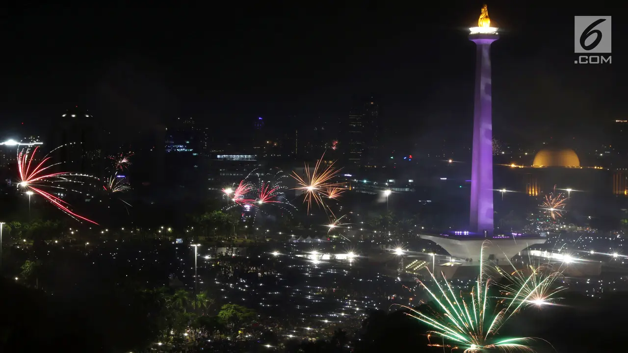 Diguyur Hujan, Kembang Api Sambut Pergantian Tahun di Monas