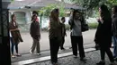 Para pelayat mulai berdatangan menunggu kedatangan jenazah Sys Ns yang akan dimakamkan di TPU Jeruk  Purut, Jakarta Selatan, selepas ibadah sholat Ashar. (Nurwahyunan/Bintang.com)