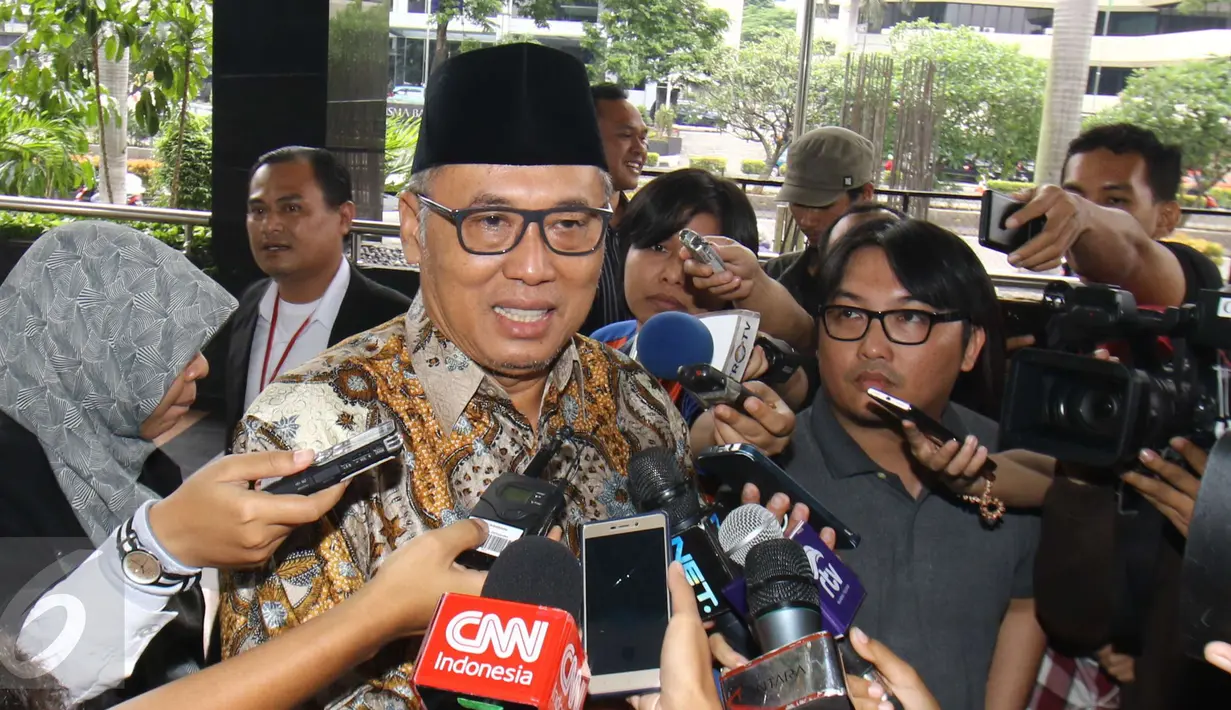 Anggota Majelis Kehormatan MK As'ad Said Ali memberikan keterangan di Gedung KPK, Jakarta, Kamis (2/2). Lima anggota Majelis Kehormatan MK menyambangi KPK untuk penggalian bukti terkait pelanggaran kode etik Patrialis Akbar. (Liputan6.com/Helmi Afandi)