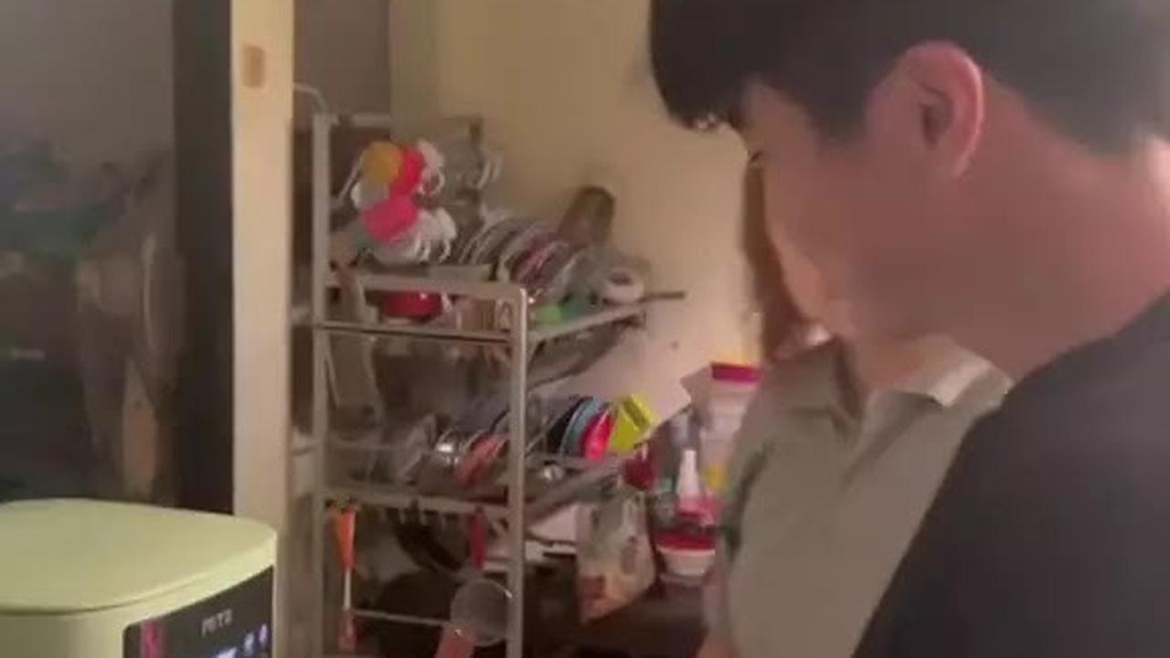 5 Potret Dapur Rumah Steven Wongso Sangat Sederhana, Tak Ada Kitchen Set - Peralatan Masak Cuma Digantung