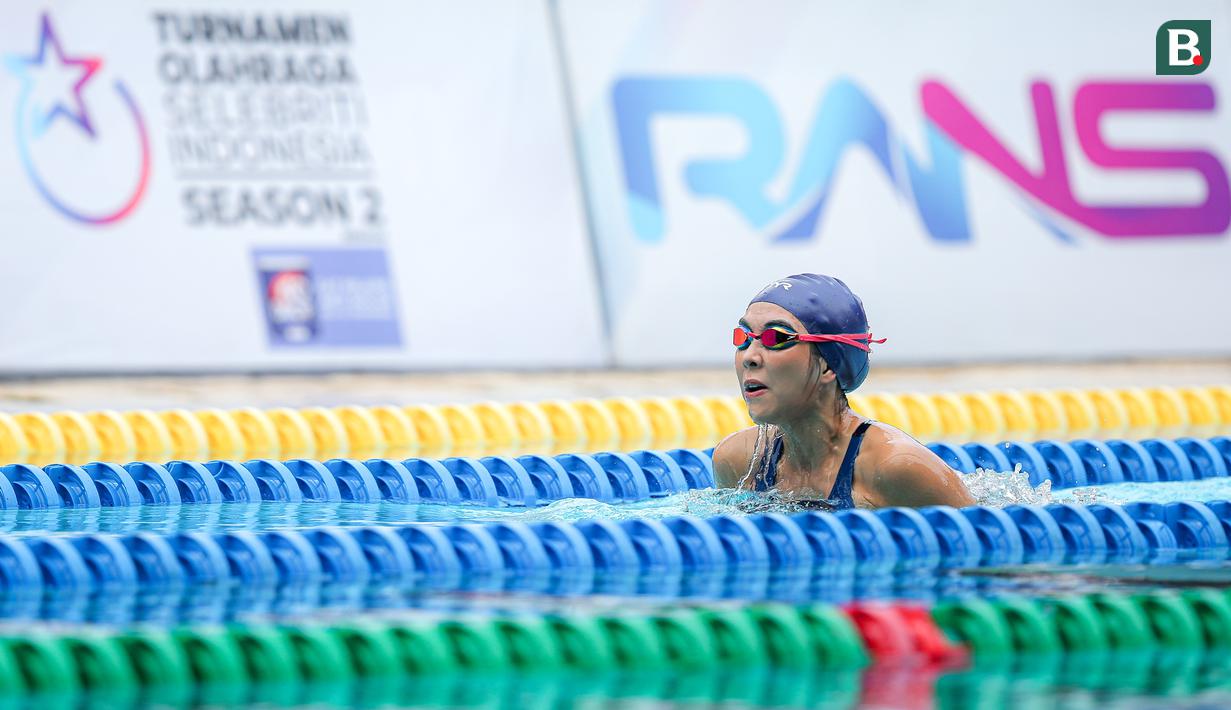 <p>Selebritas Indonesia, Gisella Anastasia berkompetisi saat perlombaan renang Turnamen Olahraga Selebriti Indonesia (TOSI) Season 2 di Hotel Borobudur, Jakarta, Sabtu (27/01/2024). (Bola.com/Bagaskara lazuardi)</p>