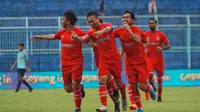 Para pemain melakukan Selebrasi setelah Alto Linus mencetak gol ke gawang Persela Lamongan di laga terakhir Grup B Piala Gubernur Jatim 2020 di Stadion Kanjuruhan, Malang, Sabtu (15/2/2020). (Bola.com/Iwan Setiawan)