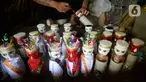 Hiasan ondel-ondel terlihat di Kampung Sawah Lama, Ciputat, Tangerang Selatan, banten, Jumat (4/9/2020). Hiasan ondel-ondel ini terbuat dari limbah plastik botol. (merdeka.com/Dwi Narwoko)