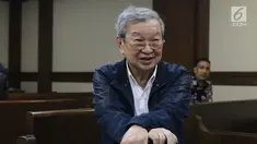Terdakwa suap kasus suap hakim PN Tipikor Medan, Tamin Sukardi bersiap menjalani sidang pembacaan putusan di Pengadilan Tipikor, Jakarta, Kamis (4/4). Tamin terbukti memberikan suap SGD 280 ribu atau sekitar Rp 2,9 miliar kepada hakim PN Medan.(Liputan6.com/Helmi Fithriansyah)