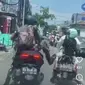 Tangkapan layar video viral diduga prajurit TNI menendang sepeda motor emak-emak yang tengah membonceng anak kecil. (Foto: Istimewa)