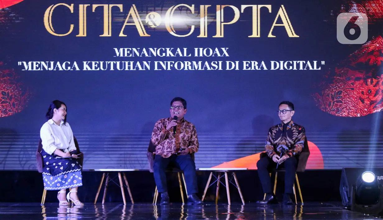 Direktur Pemberdayaan Informatika Kementerian Komunikasi dan Informatika, Slamet Santoso bersama Yosi Mokalu selaku penyanyi, song writer, dan content creator menjadi pembicara dalam diskusi menangkal hoax pada acara Liputan6 x Fimela Cipta & Cipta di Hotel Shangri La, Jakarta, Rabu (31/7/2024). (Liputan6.com/Herman Zakharia)