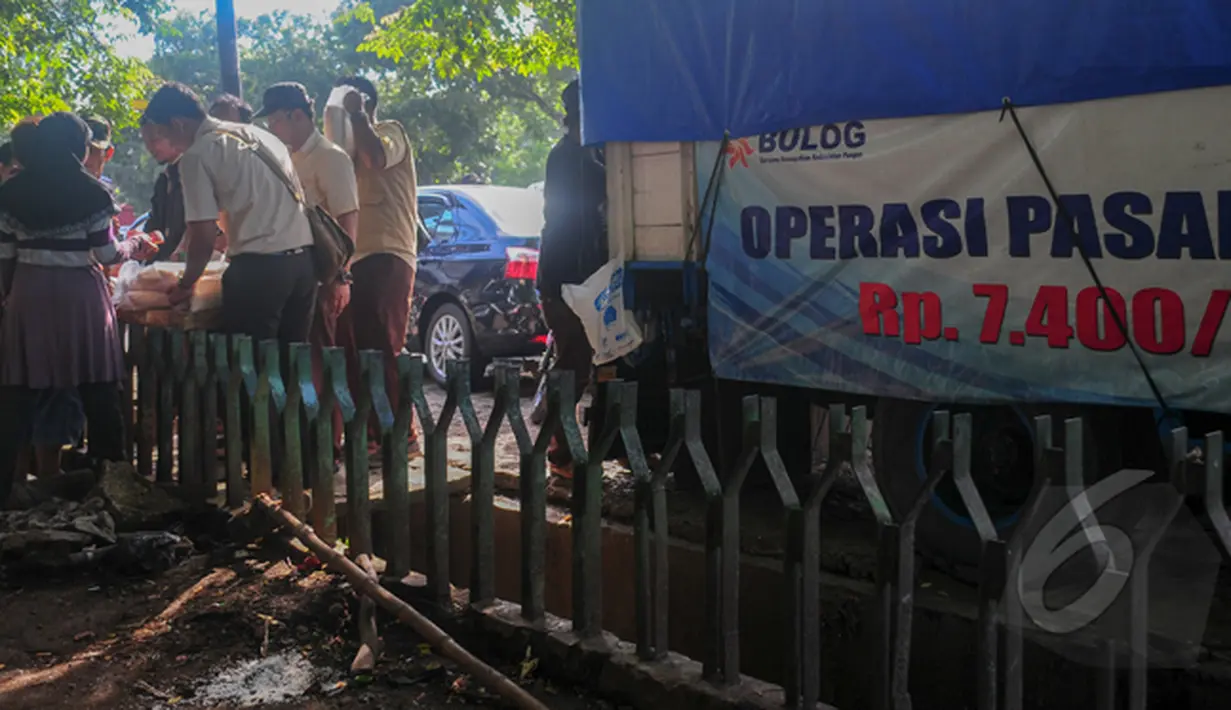 Sejumlah warga mengantri untuk membeli beras murah saat operasi pasar beras oleh BULOG di Lenteng Agung, Jakarta, Senin (2/3/2015). Operasi ini digelar sebagai upaya menurunkan harga beras yang terus naik.(Liputan6.com/Yoppy Renato)