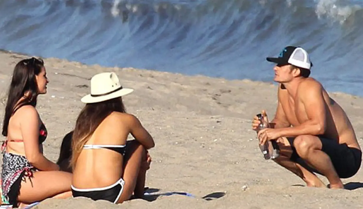 Terdapat beberapa wanita cantik yang hadir saat itu bersamanya dengan mengenakan bikini. Perempuan seksi tersebut juga terlihat bahagia ketika bermain bersama di pantai. (doc.dailymail.com)