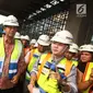 Gubernur DKI Jakarta Anies Rasyid Baswedan dan wakilnya Sandiaga Uno meninjau proyek MRT di Jakarta, Jumat (20/10). Pembangunan MRT fase 1 (Lebak Bulus-Bundaran HI) per September 2017 telah mencapai 80,5 persen. (Liputan6.com/Immanuel Antonius)