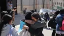 Melansir kantor berita AFP, Direktur UNRWA di Tepi Barat, Roland Friedrich, mengatakan pada Kamis (8/5/2025) pasukan Israel bersenjata lengkap mengepung tiga sekolah di kamp Shuafat, Yerusalem timur sekitar pukul 9:00 pagi waktu setempat. (AHMAD GHARABLI/AFP)