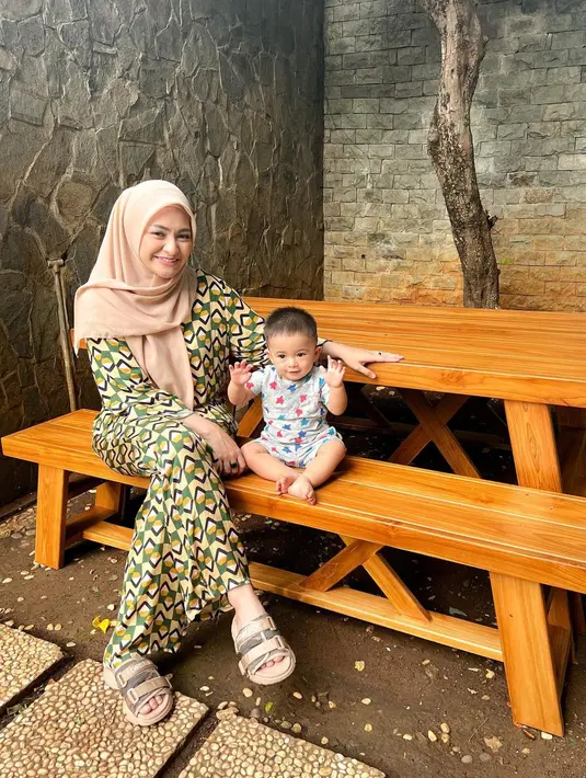 [Instagram/nathalieholscher]