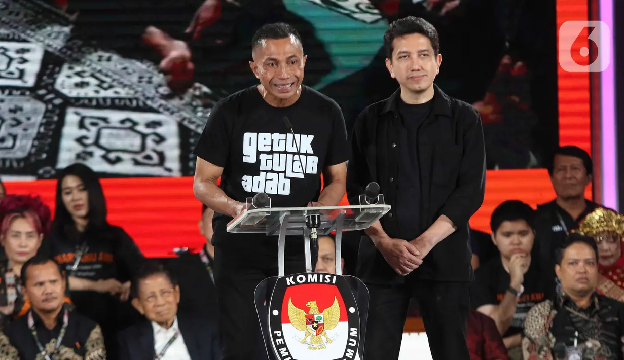Calon gubernur dan calon wakil gubernur nomor urut 2, Dharma Pongrekun-Kun Wardana saat menyampaikan pandangan pada debat ketiga Pemilihan Kepala Daerah Jakarta 2024 di Golden Ballroom Hotel Sultan Jakarta, Minggu (17/11/2024). (Liputan6.com/Herman Zakharia)