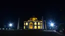 Dalam foto yang diambil pada 25 November 2021 ini, sebuah replika Taj Mahal yang diterangi tampak di Burhanpur di negara bagian Madhya Pradesh, India. Pengusaha India Anand Prakash Chouksey membangun replika Taj Mahal untuk istrinya. (Uma Shankar MISHRA / AFP)