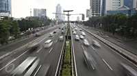 Suasana arus lalu lintas jalan protokol di kawasan Mampang, Jakarta, Kamis (5/5). Libur panjang libur nasional dan cuti bersama 5 sampai 8 Mei membuat sejumlah ruas di Jakarta terpantau lengang. (Liputan6.com/Immanuel Antonius)