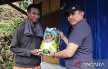 Fakta Menarik: Wakil Wali Kota Jayapura Salurkan Bantuan Lansia dari Gaji Pribadi, Jangkau 12 Warga di Distrik Jayapura Selatan