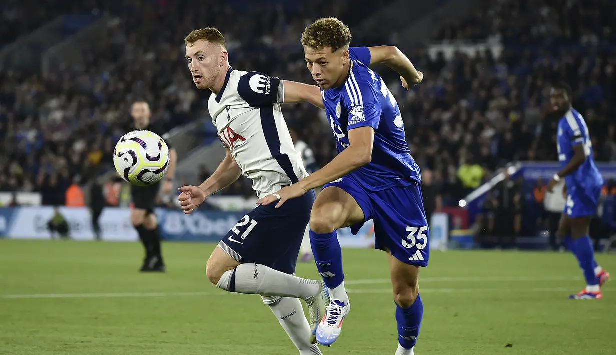 Gelandang Tottenham Hotspur Dejan Kulusevski berebut bola dengan gelandang Leicester City Kasey McAteer pada matchday pertama Liga Inggris 2024/2025 di King Power Stadium, Selasa (20/8/2024) dini hari WIB. (AP Photo/Rui Vieira)