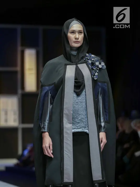 Model mengenakan busana rancangan desainer Tya Dwira Indah saat tampil dalam Muslim Fashion Festival 2018 di Jakarta, Jumat (20/4). Tya Dwira Indah menampilkan rancanganya dengan tema 'The Power of Hijra'. (Liputan6.com/Faizal Fanani)