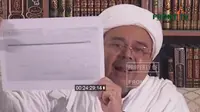 Pemimpin FPI Habib Rizieq Shihab menunjukkan selembar kertas yang dklaim pencekalan dirinya keluar dari Arab Saudi. (Channel Youtube Front TV)
