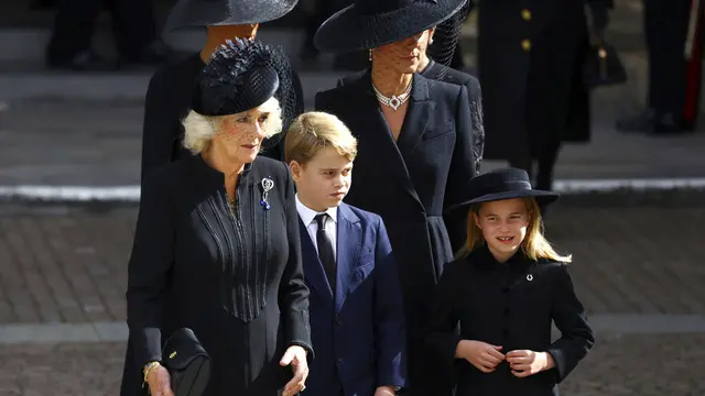 Permaisuri Camilla, Pangeran George dan Putri Charlotte. (Hannah Mckay/Pool Photo via AP)