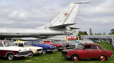 Mobil dan pesawat dipamerkan selama hari pembukaan festival mobil retro OldCarLand di Kiev (27/4). Lebih 1000 kendaraan yang dibuat di AS, Eropa dan Uni Soviet periode 1930-1970 dipamerkan bersama dengan 90 pesawat Uni Soviet. (AFP Photo/Sergei Supinsky)