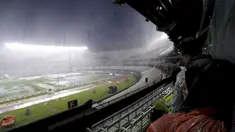 Tim Argentina dan Brasil melakukan latihan basket karena hujan menyebabkan Stadion Monumental Antonio Verspucio Liberti tergenang hingga menyebabkan laga Pra-Piala Dunia 2018 zona CONMEBOL, Jumat (13/11/2015) ditunda.
