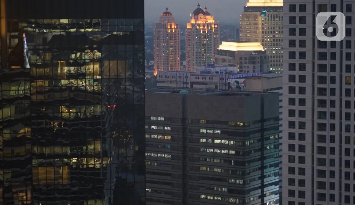 Suasana gedung perkantoran terlihat dari kawasan Senayan, Jakarta, Kamis (16/1/2020).Colliers International Indonesia memperkirakan pasar gedung perkantoran masih akan tertekan di tahun ini, penyebabnya ketidakseimbangan antara pasokan dengan permintaan. (Liputan6.com/Immanuel Antonius)