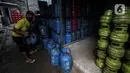 Pekerja menata tabung gas elpiji di Jakarta, Senin (8/3/2020). PT Pertamina (Persero) meneken sales confirmation agreement untuk liquefied petroleum gas (LPG) dan sulfur dari Abu Dhabi guna menambah pasokan kebutuhan dalam negeri sebesar 6 juta ton per tahun. (Liputan6.com/Johan Tallo)