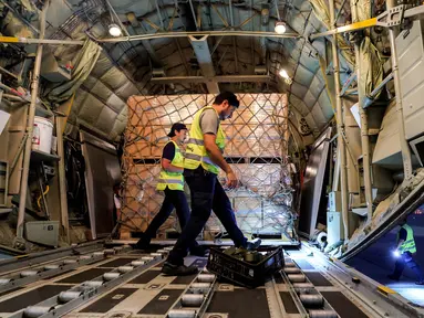 Bantuan kemanusiaan yang disediakan oleh Perserikatan Bangsa-Bangsa dimuat ke dalam pesawat angkut militer C-130H-30 Hercules turboprop milik Angkatan Udara Uni Emirat Arab di Bandara Internasional Dubai sebelum keberangkatan menuju Kairo, pada 19 Oktober 2023. (Giuseppe CACACE/AFP)
