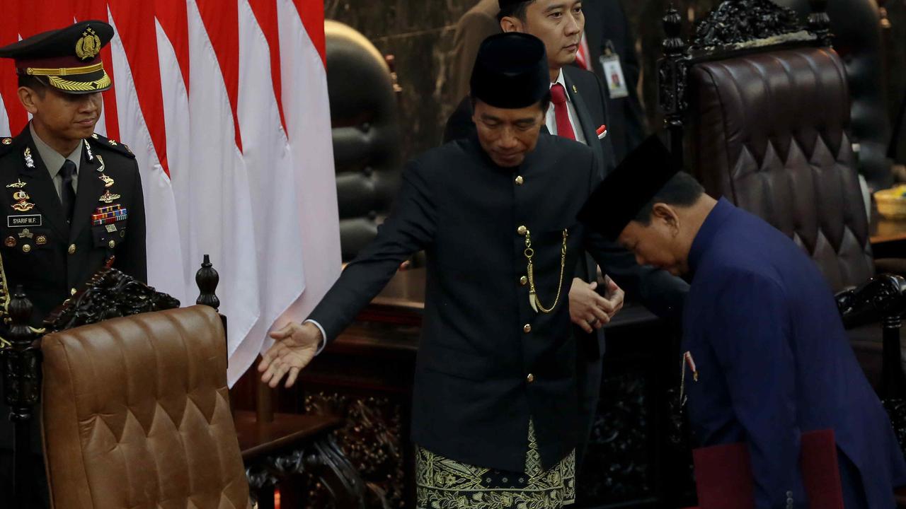 VIDEO: Kode Jokowi Kepalkan Dua Tangan Disambut Prabowo Jelang Pelantikan Presiden di MPR/DPR