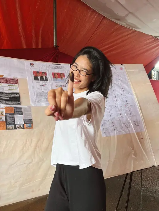 Alika Islamadina tampil santai dengan crop tee warna putihnya dan long pants hitam. Penampilannya dipermanis dengan kacamata. [@alikaislamadina]