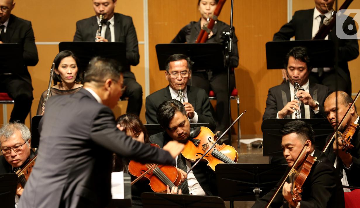 Sebuah konser klasik Love, God, and My Home dipersembahkan Jakarta Concert Orchestra (JCO) tampil di Usmar Ismail Hall, Jakarta, Miggu (6/10/2019). Orkestra dengan konduktor Avip Priatna dan didukung Galeri Indonesia Kaya membawakan repertoar lintas zaman dan lintas gaya. (Liputan6.com/Fery Pradolo)