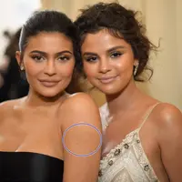 Kylie Jenner memang baik-baik saja. Namun para penggemar bingung dengan plester yang tersembunyi dengan sempurna di lengannya. (E! Online)