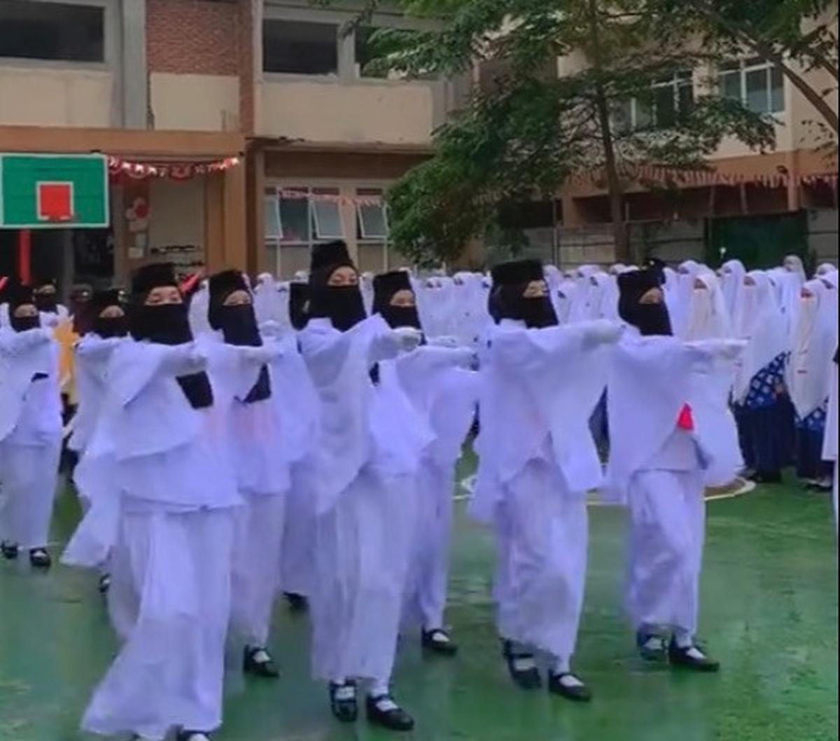 Video berdurasi beberapa detik ini memperlihatkan upacara peringatan HUT RI ke-78. Diketahui lokasi video ini di Ponpes Al Idrisiyyah, Tasikmalaya. Tampak suasana upacara yang berbeda. Paskibra terlihat memakai cadar.