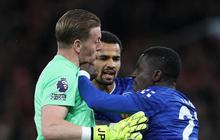 Momen Menarik Saat Everton Kalahkan MU di Old Trafford: Ribut dengan Rekan Setim, Idrissa Gueye Terima Kartu Merah