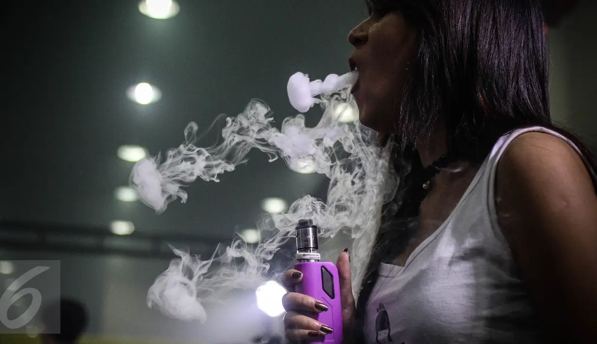 Pecinta Vape atau rokok elektrik sedang mencoba keunggulan alat dan rasa liquid di stand Vape Fair 2016 di Ecovention Hall Ancol, Jakarta, Minggu (27/11). (Liputan6.com/Faizal Fanani)