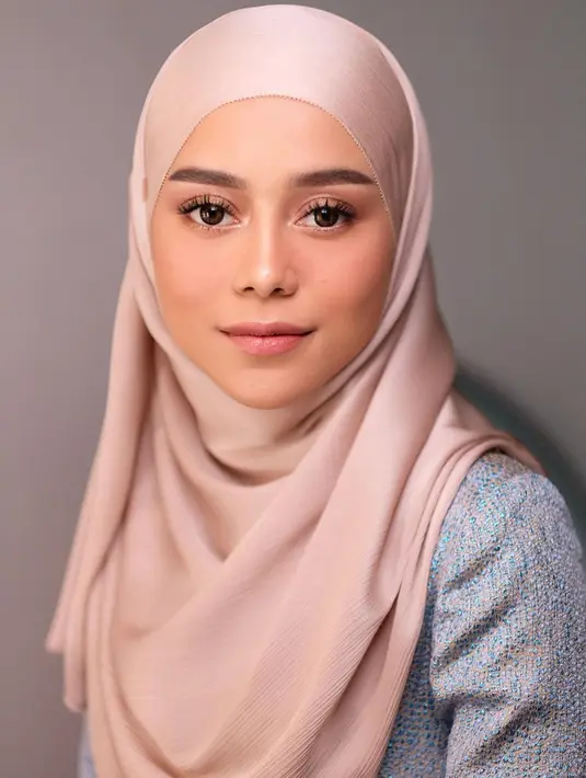 Disempurnakan dengan polesan makeup natural yang  flawless nuansa soft pink hasil tangan dingin Makeup Artist Marlene Hariman. [Foto: IG/marlenehariman].