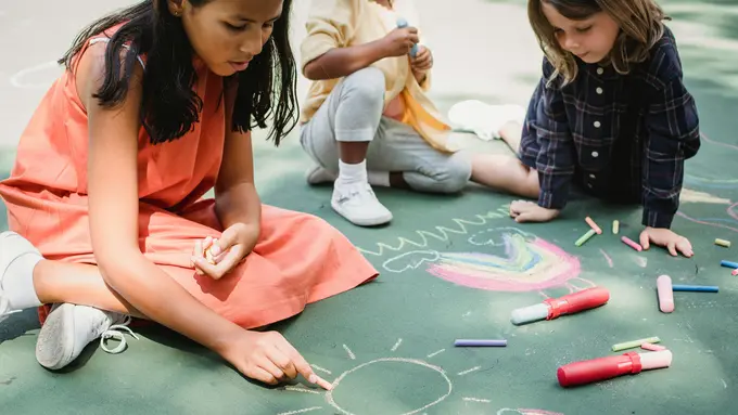 Anak-anak menggambar