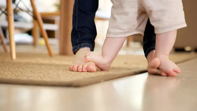 Bayi belajar berjalan. (iStockphoto)