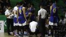 Pemain Satria Muda mendengarkan arahan saat jeda waktu pertandingan menghadapi NSH Jakarta pada laga semi final IBL 2019 di GMSB Kuningan, Jakarta, Jumat(8/3). (Bola.com/Yoppy Renato)