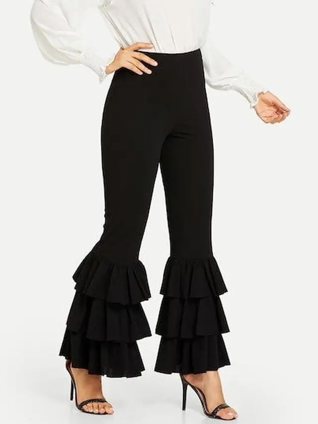 Bell Bottoms: Celana dengan Aksen Ruffle di Bagian Bawah