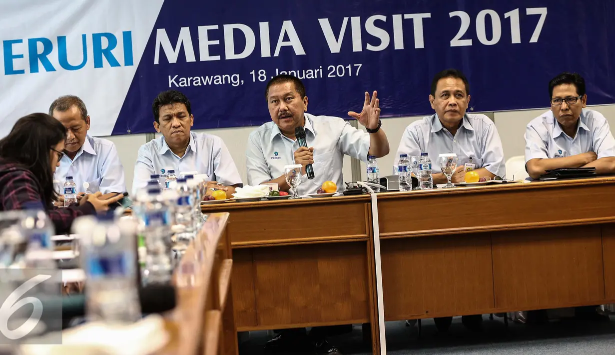 Direktur Utama Perum Peruri, Prasetyo (tengah) memberikan paparan saat mengikuti Peruri media visit 2017 di Perusahaan Umum Percetakan Uang Indonesia (Peruri), Karawang, Jawa Barat, Rabu (18/1). (Liputan6.com/Faizal Fanani)