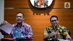 Ketua KPK Firli Bahuri (kiri) dan Plt Jubir KPK Ali Fikri menyampaikan keterangan terkait pengembangan kasus proyek jalan Bengkalis di Gedung KPK, Jakarta, Jumat (17/1/2020). KPK menetapkan 10 tersangka dalam kasus tersebut. (merdeka.com/Dwi Narwoko)