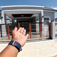 Jirayut sukses berkarir di Indonesia. Sekitar lima tahun Jirayut yang merupakan asli Thailand berkarir di Indonesia. Tidak hanya dikenal sebagai pedangdut, tapi juga host. Beriktu rumah Jirayut di Thailand. Potret tampak depan rumahnya.  [Youtube/FAMILY JIRAYUT]