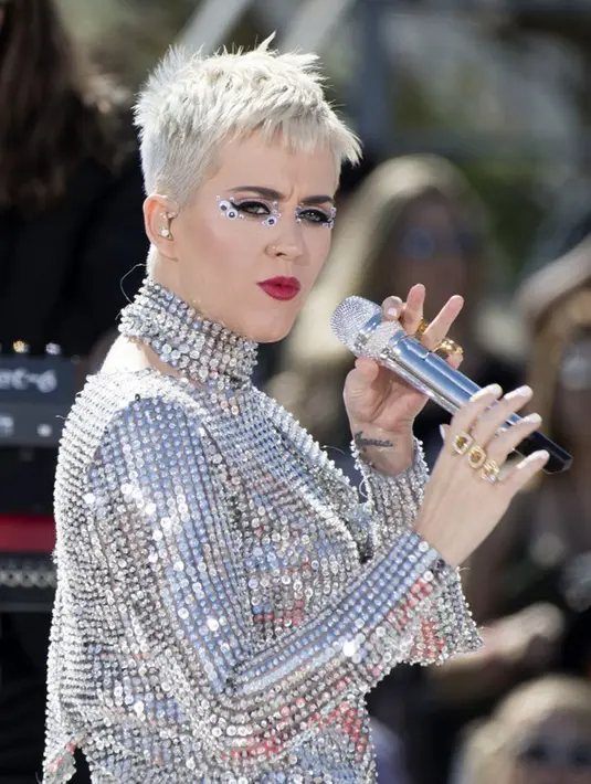 Tengah mencari tahu soal kelanjutan hubungan Pattinson dan FKA Twigs, muncul kabar mengejutkan soal aktor tampan ini yang tertangkap kamera sedang makan malam bersama dengan Katy Perry. (AFP/Valerie Macon)